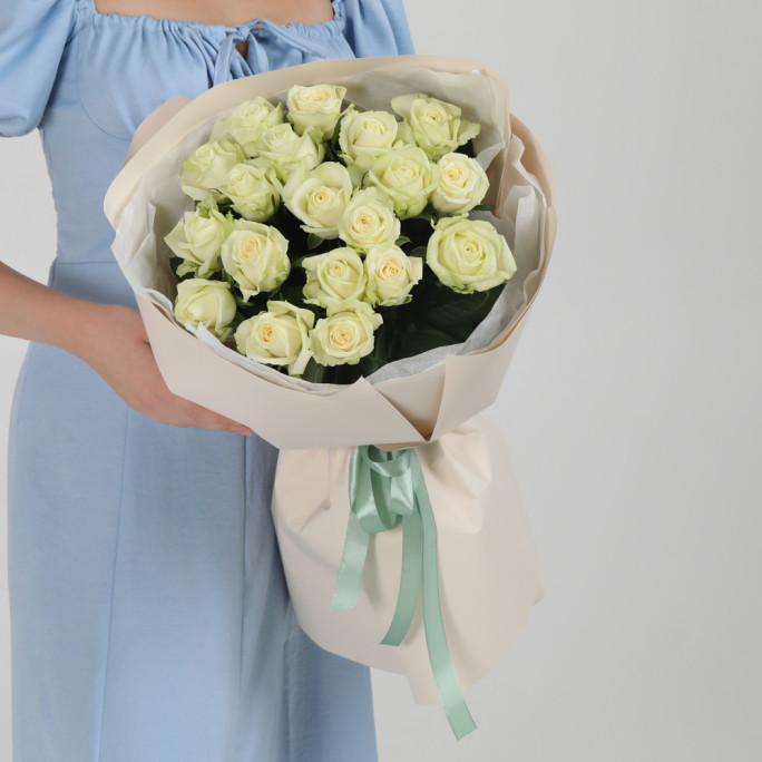 19 роз Аваланч 60 см.