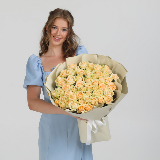 51 роза Пич Аваланч 70 см