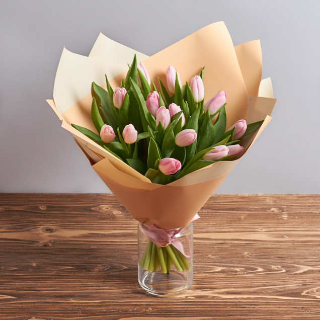 15 рожевих тюльпанів