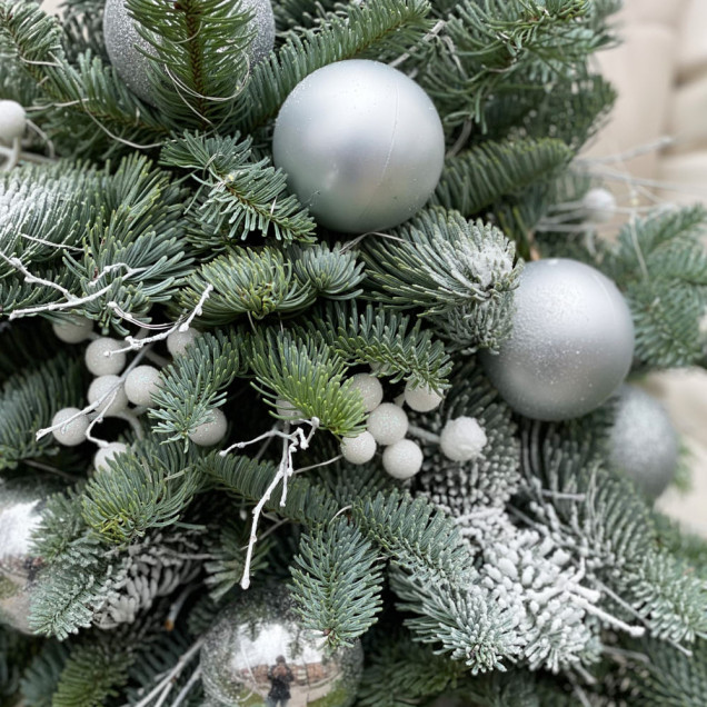 Новорічна композиція "Нобіліс вайт"